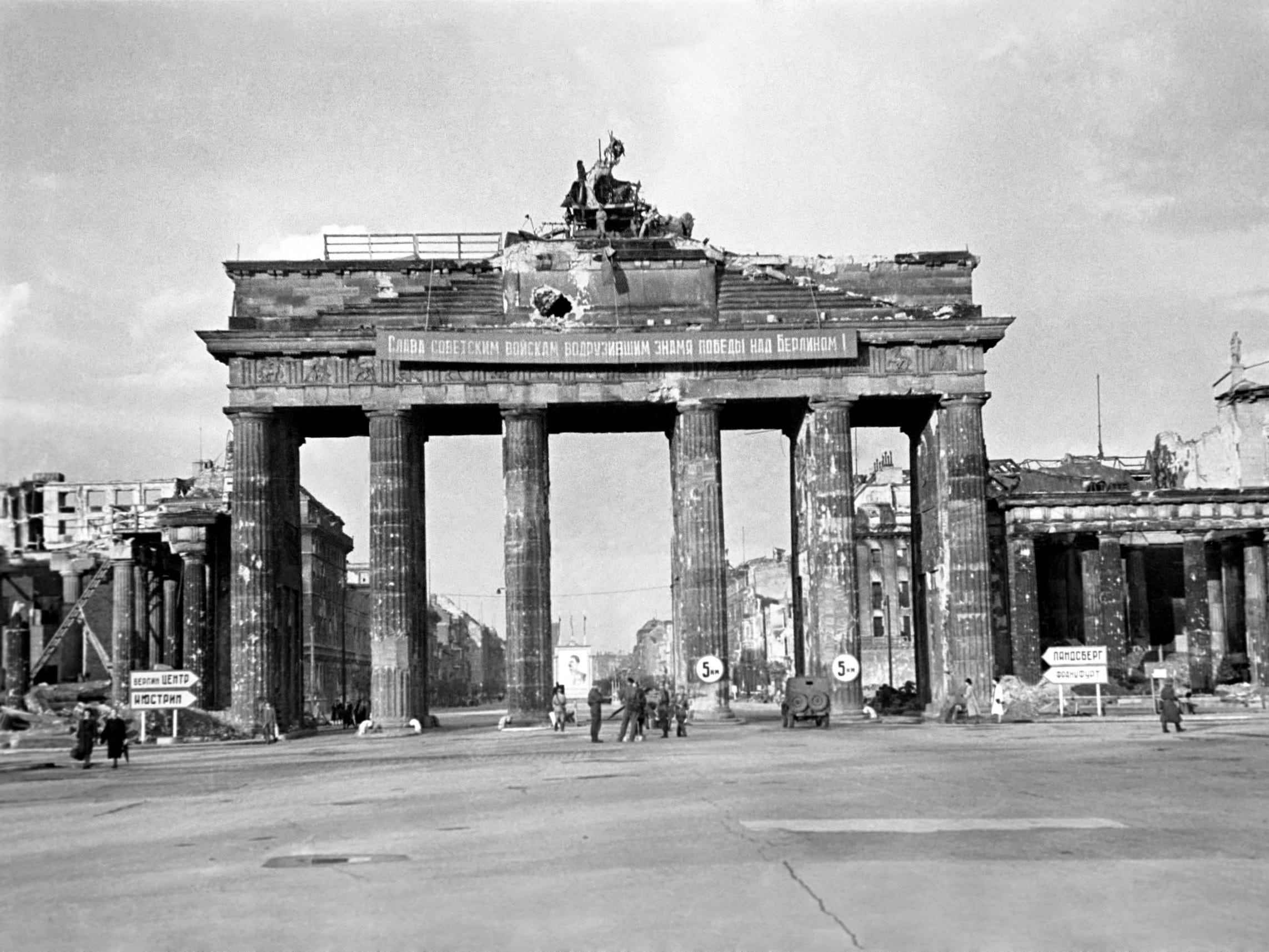 Szenen mit Trümmern und Zerstörung am Brandenburger Tor in Berlin