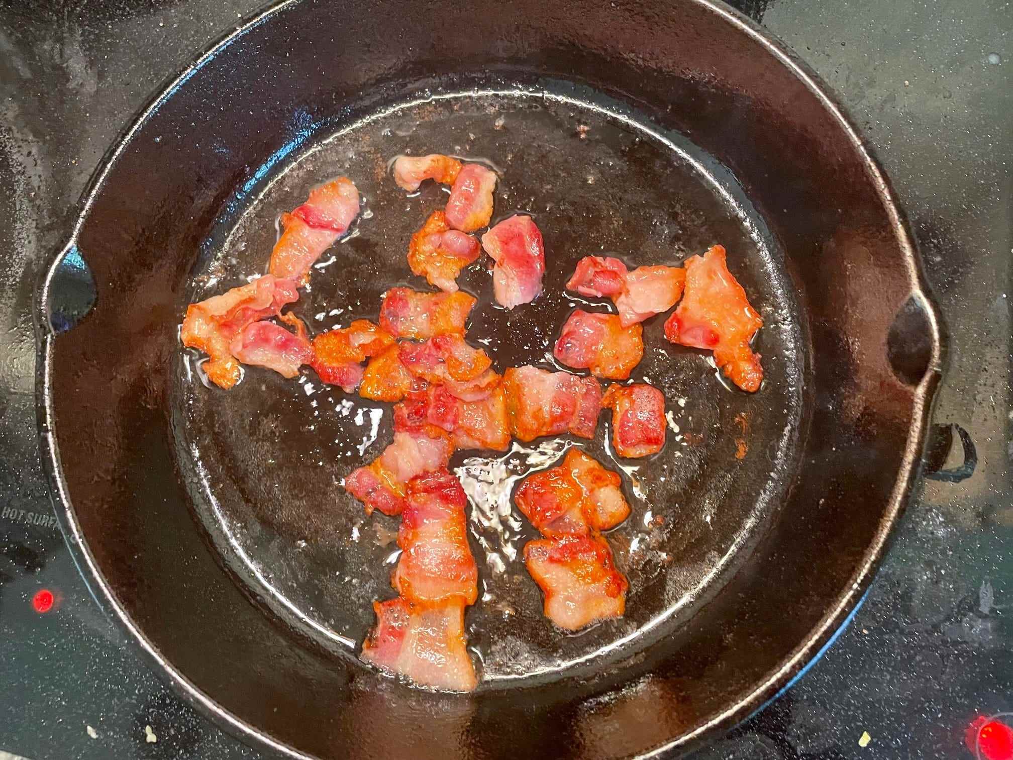 Bacon-Drips für Dolly Partons Maisbrot zubereiten