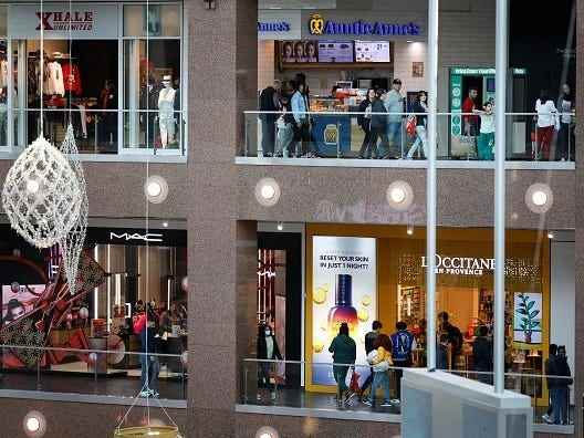Menschen kaufen während des Schwarzen Freitags in Arlington, Virginia, in einem Einkaufszentrum ein.