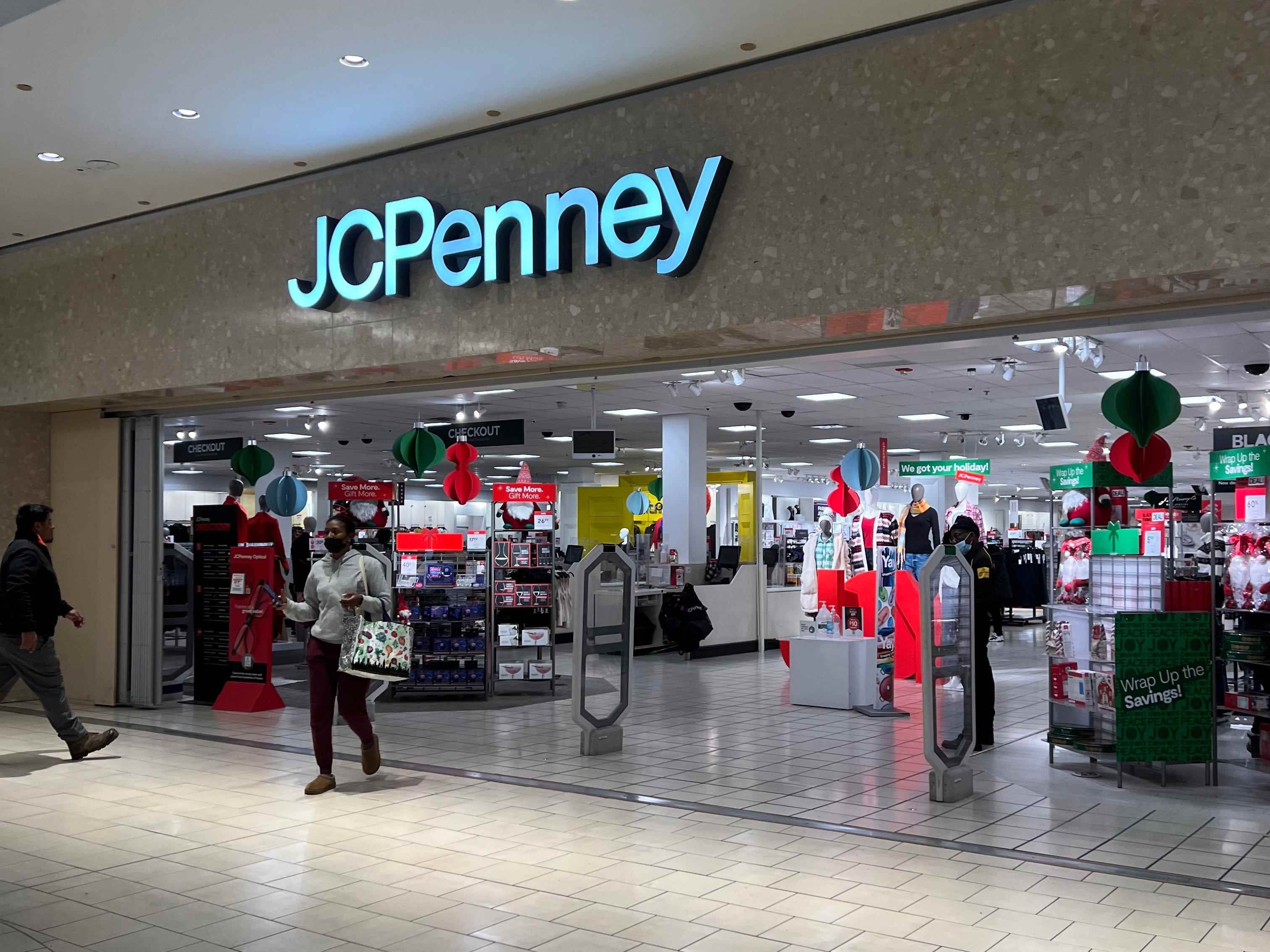 Einer der Eingänge des Einkaufszentrums zu JCPenney.