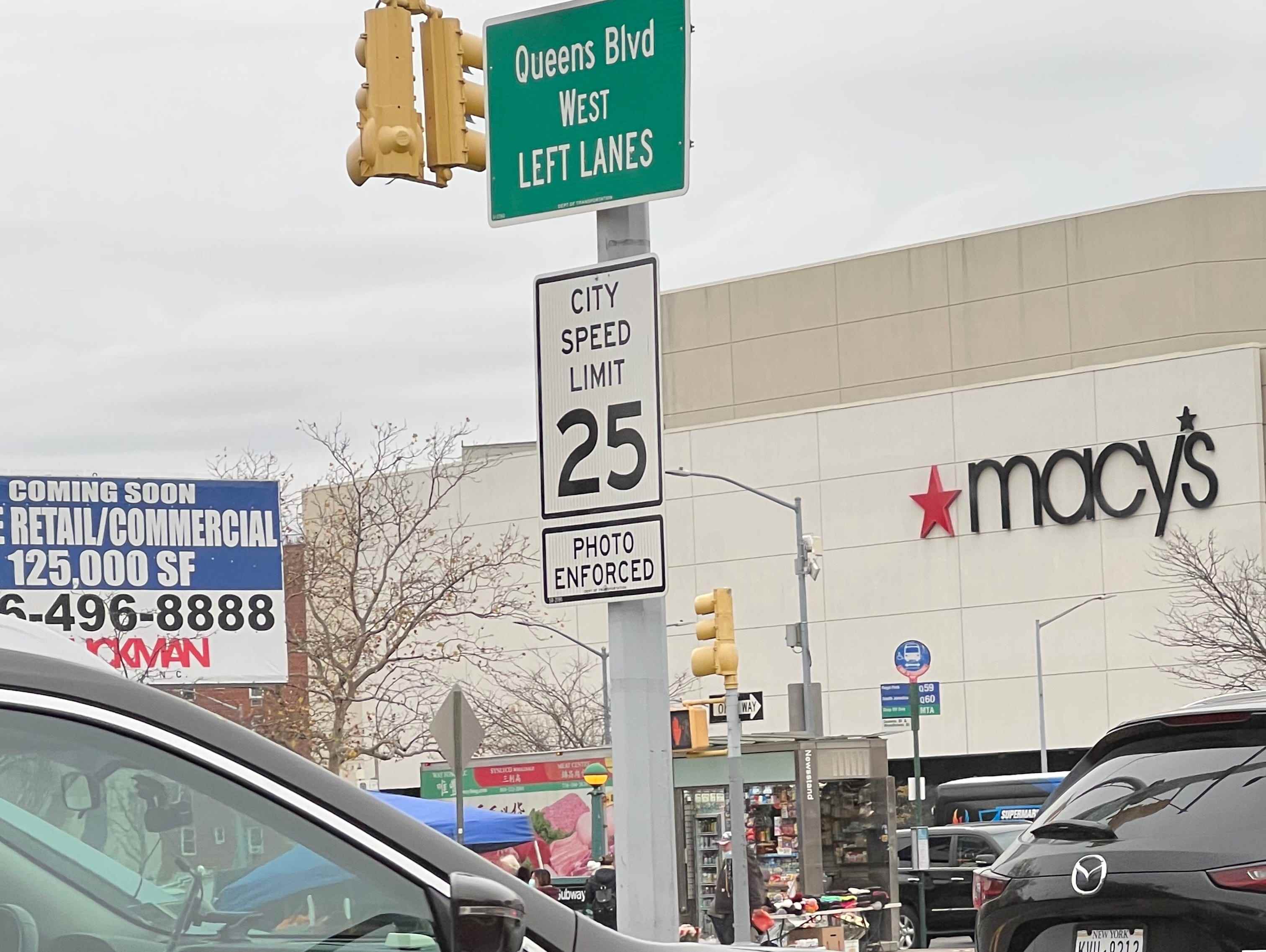 Der Straßeneingang zum Macy's befindet sich im Einkaufszentrum Queens Center.