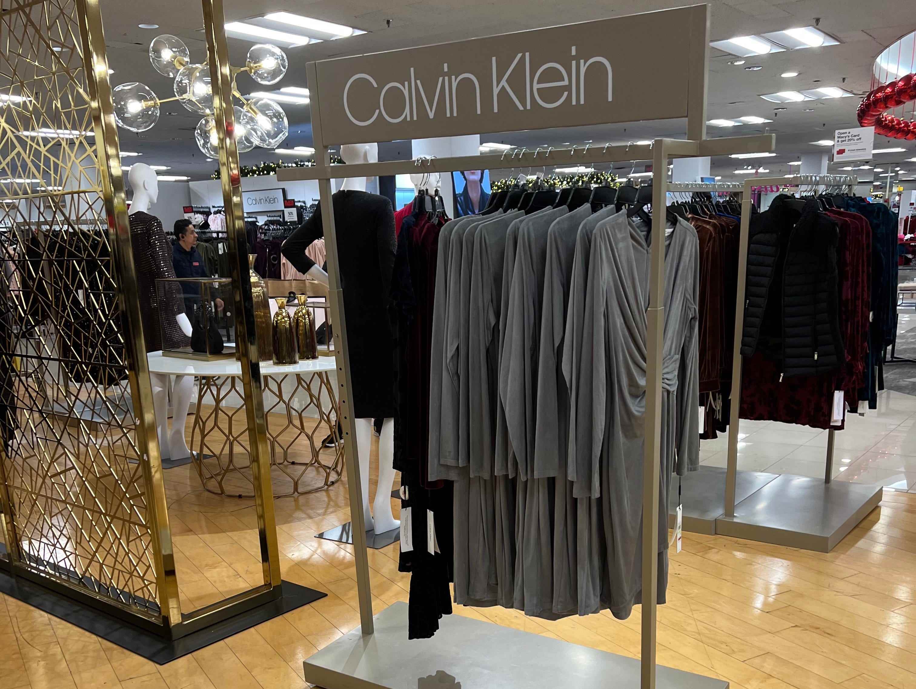 Eine Damenbekleidungsausstellung von Calvin Klein bei Macy's.