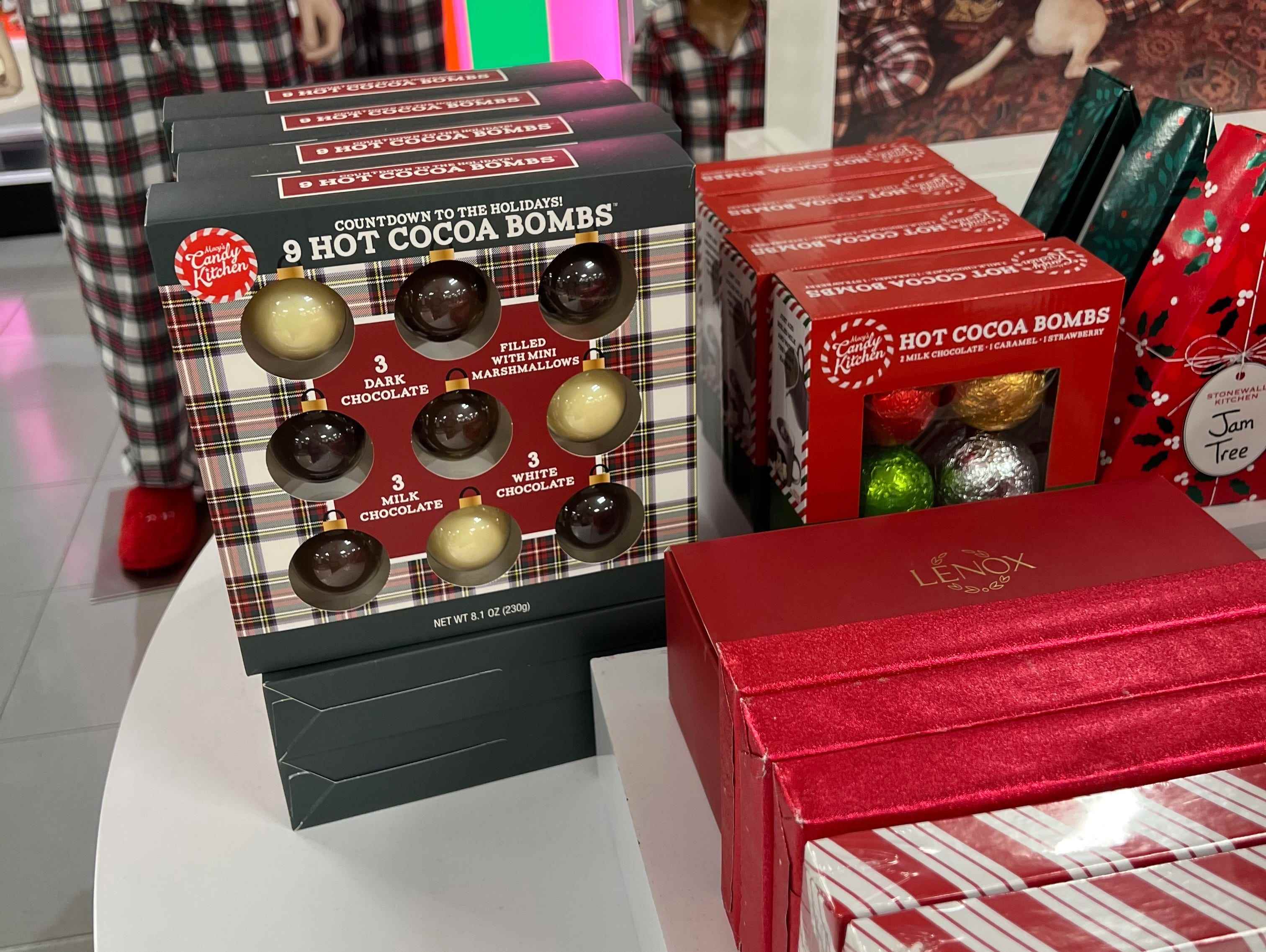 Die heiße Schokoladenbomben-Weihnachtsausstellung bei Macy's.