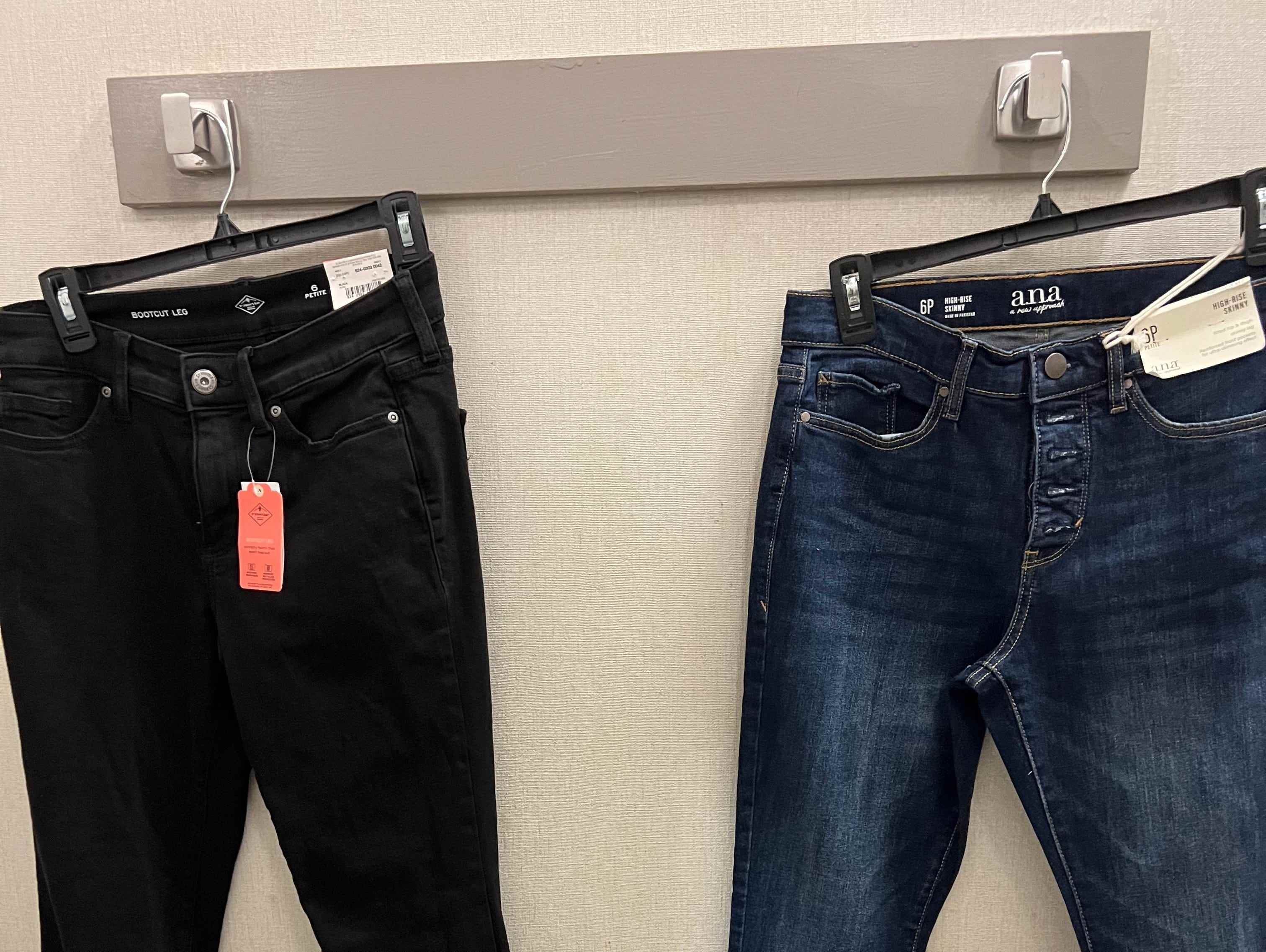 Zwei Paar Jeans im Angebot bei JCPenney in der Umkleidekabine.