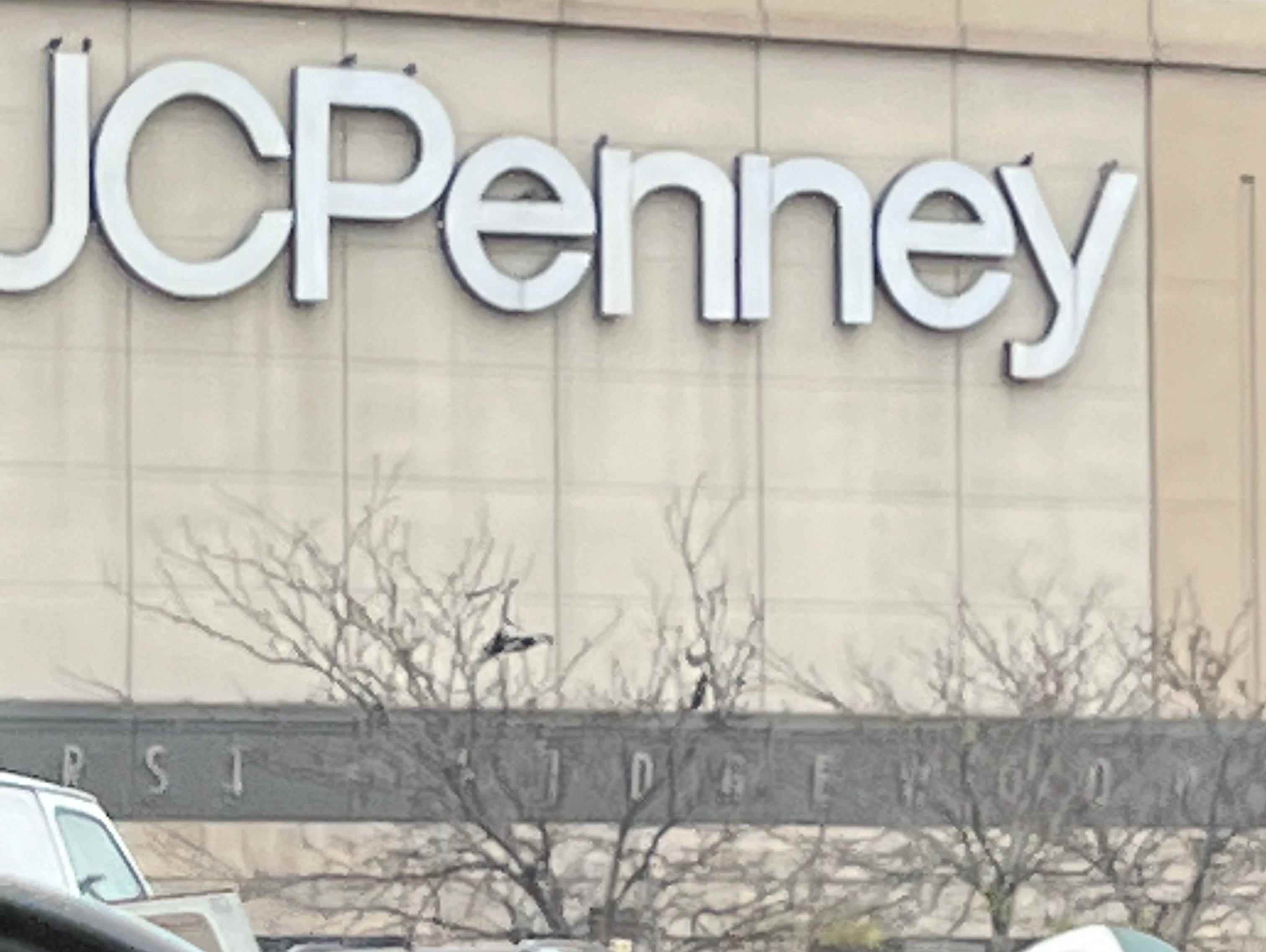 Das riesige JCPenney-Schild an der Außenseite des Einkaufszentrums Queens Center.