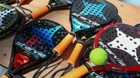 Padelschläger haben eine andere Form und Größe als Tennis- oder Squashschläger. 