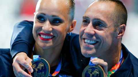 Christina Jones und Bill May aus den USA posieren mit ihren Goldmedaillen nach dem technischen Finale im gemischten Duett im Synchronschwimmen bei den Schwimmweltmeisterschaften in Kazan, Russland, im Juni 2015. 