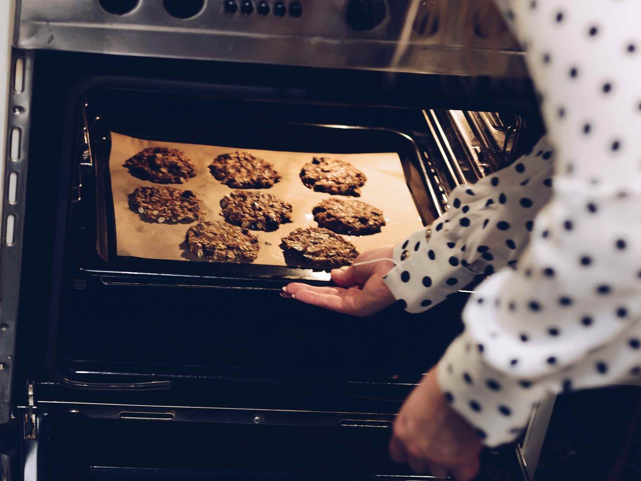 backen Kekse in den Ofen stellen