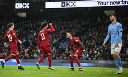 Darwin Núñez begrüßt Mohamed Salah nach Liverpools zweitem Ausgleichstreffer des Spiels