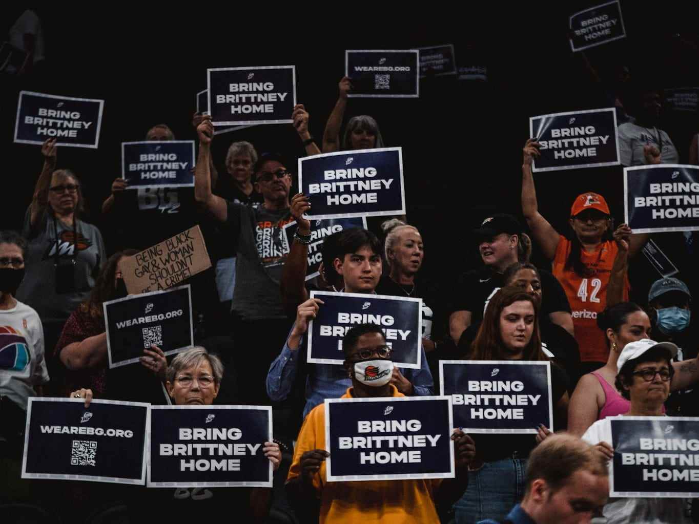 Fans halten Schilder, um Brittney Griner zu unterstützen.