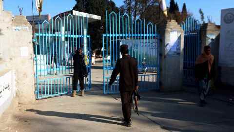 Taliban-Sicherheitspersonal bewacht am 21. Dezember 2022 das Eingangstor einer Universität in Jalalabad. 