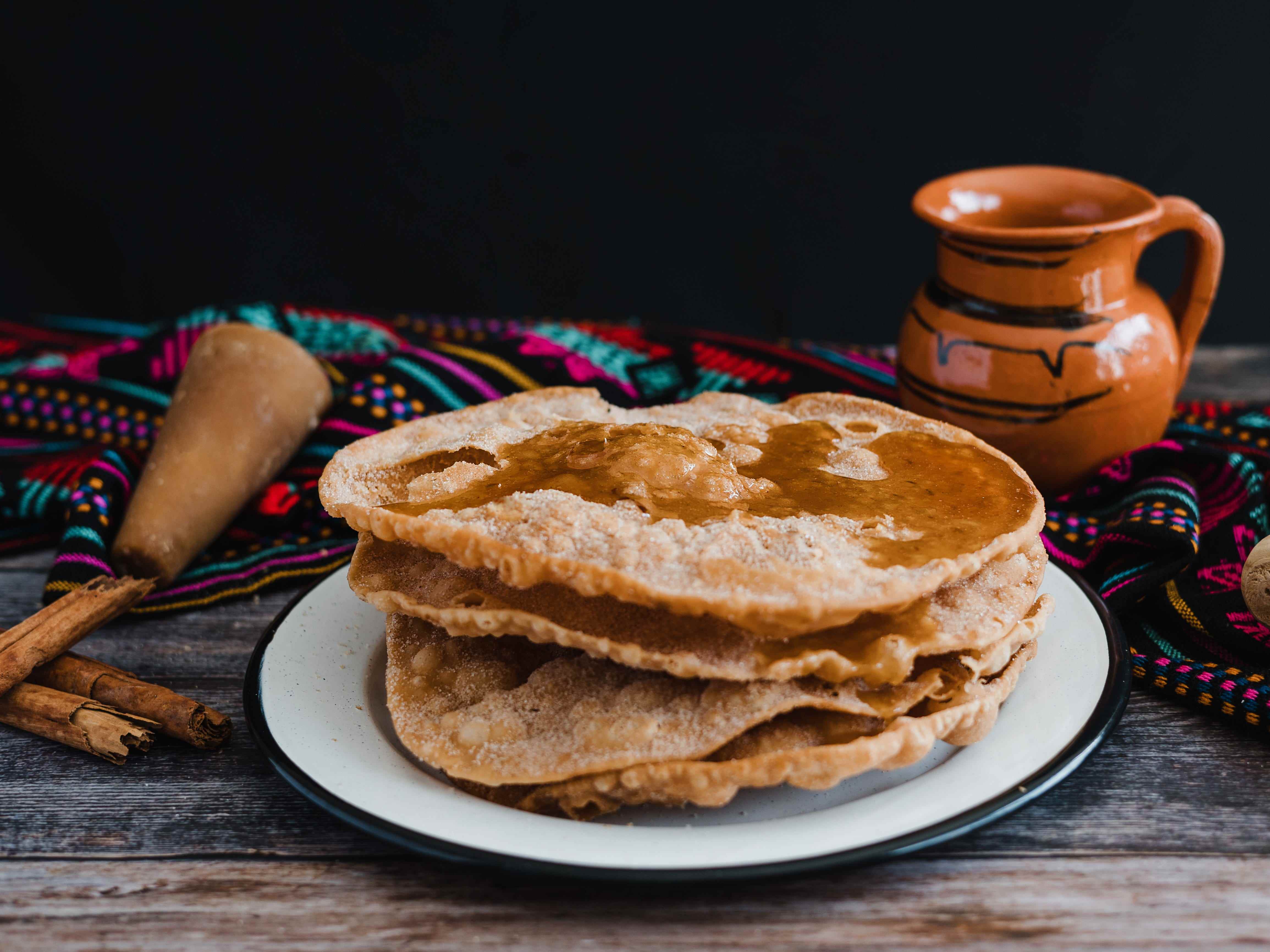 Mexikanisches Buñuelos-Rezept und Zutaten für traditionelles Dessert zu Weihnachten in Mexiko