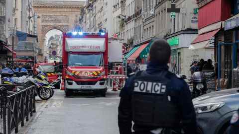 Rettungsdienste waren am Ort der Schießerei anwesend, wo ein Schütze das Feuer auf das kurdische Kulturzentrum Ahmet-Kaya in Paris eröffnete. 