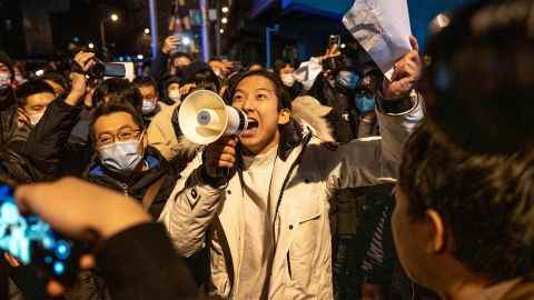 Ein Demonstrant hält am Montag, den 28. November 2022, während einer Protestaktion in Peking, China, ein leeres Schild und skandiert Slogans.