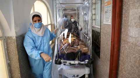 Medizinisches Personal transportiert am 20. Oktober 2020 einen Patienten mit Covid-19 in das Rasoul Akram Hospital in Teheran. 