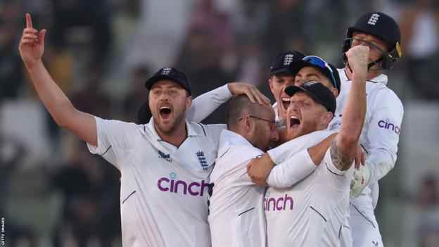 England feiert letztes Wicket in Rawalpindi