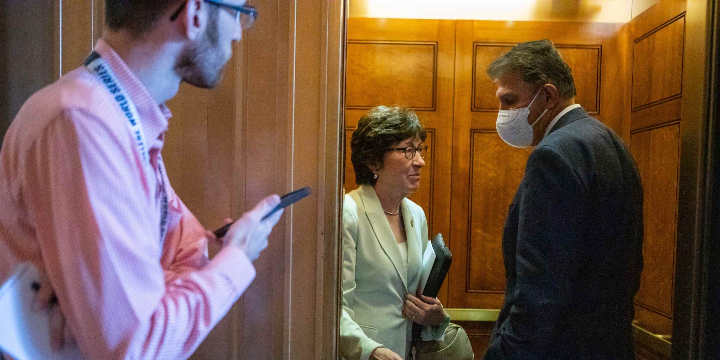 Susan Collins und Joe Manchin unterhalten sich in einem Aufzug des Senats