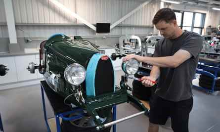 Ein Ingenieur arbeitet an einem Bugatti Baby.