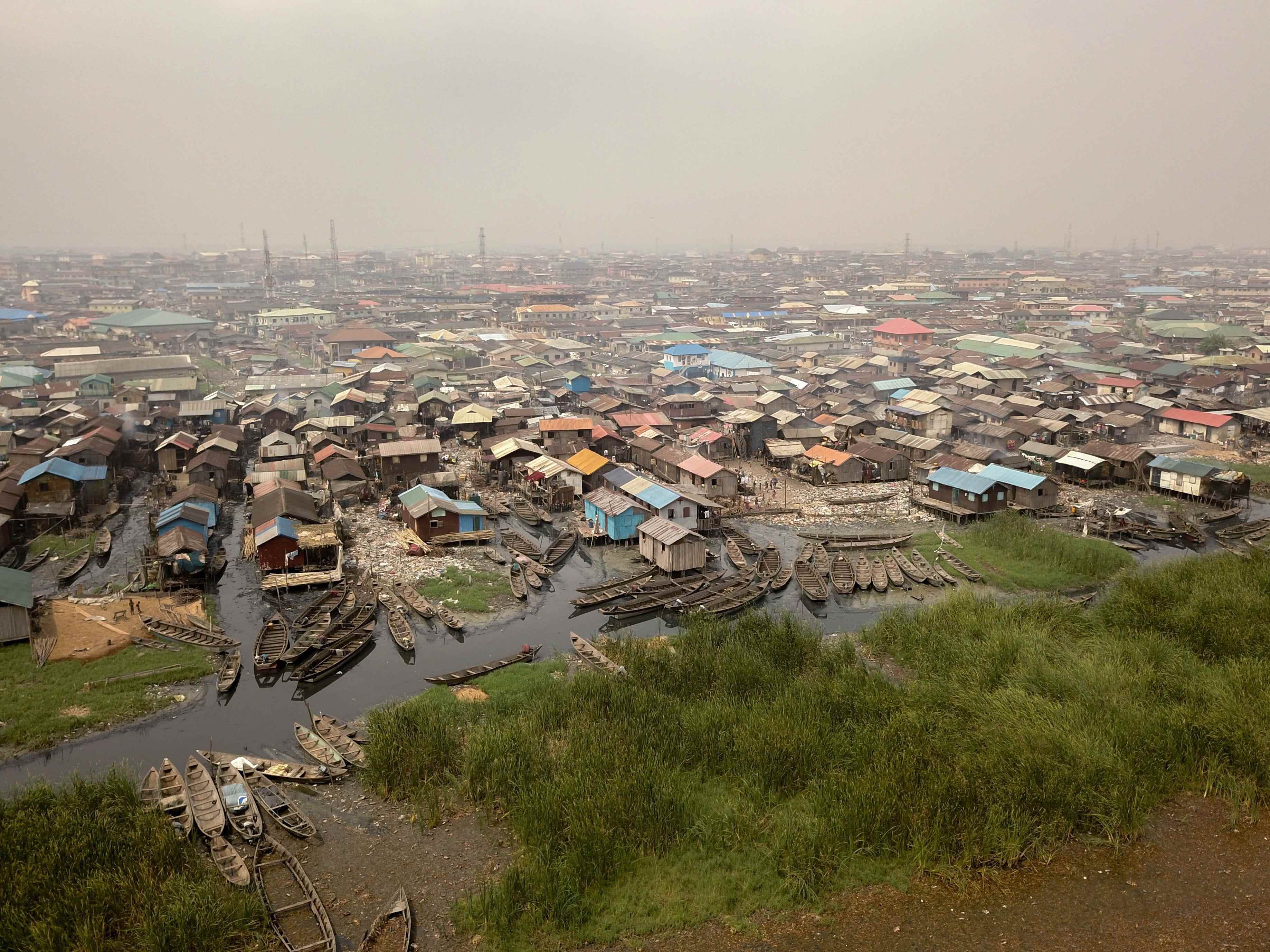 Ein Elendsviertel auf Stelzen in der Fischergemeinde Bariga am Wasser in Lagos, Nigerias Handelshauptstadt.