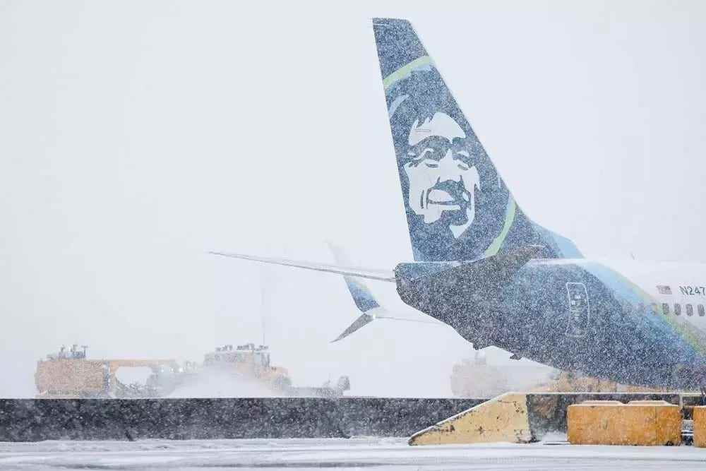 Flugzeug von Alaska Airlines bei Schneewetter