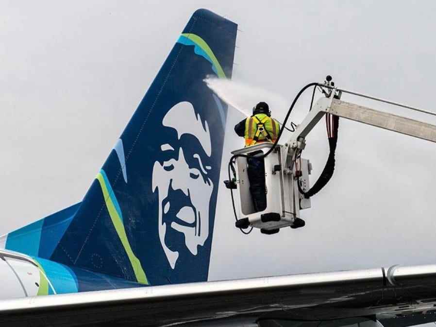 Ein Flugzeug der Alaska Airlines wird 2016 enteist.