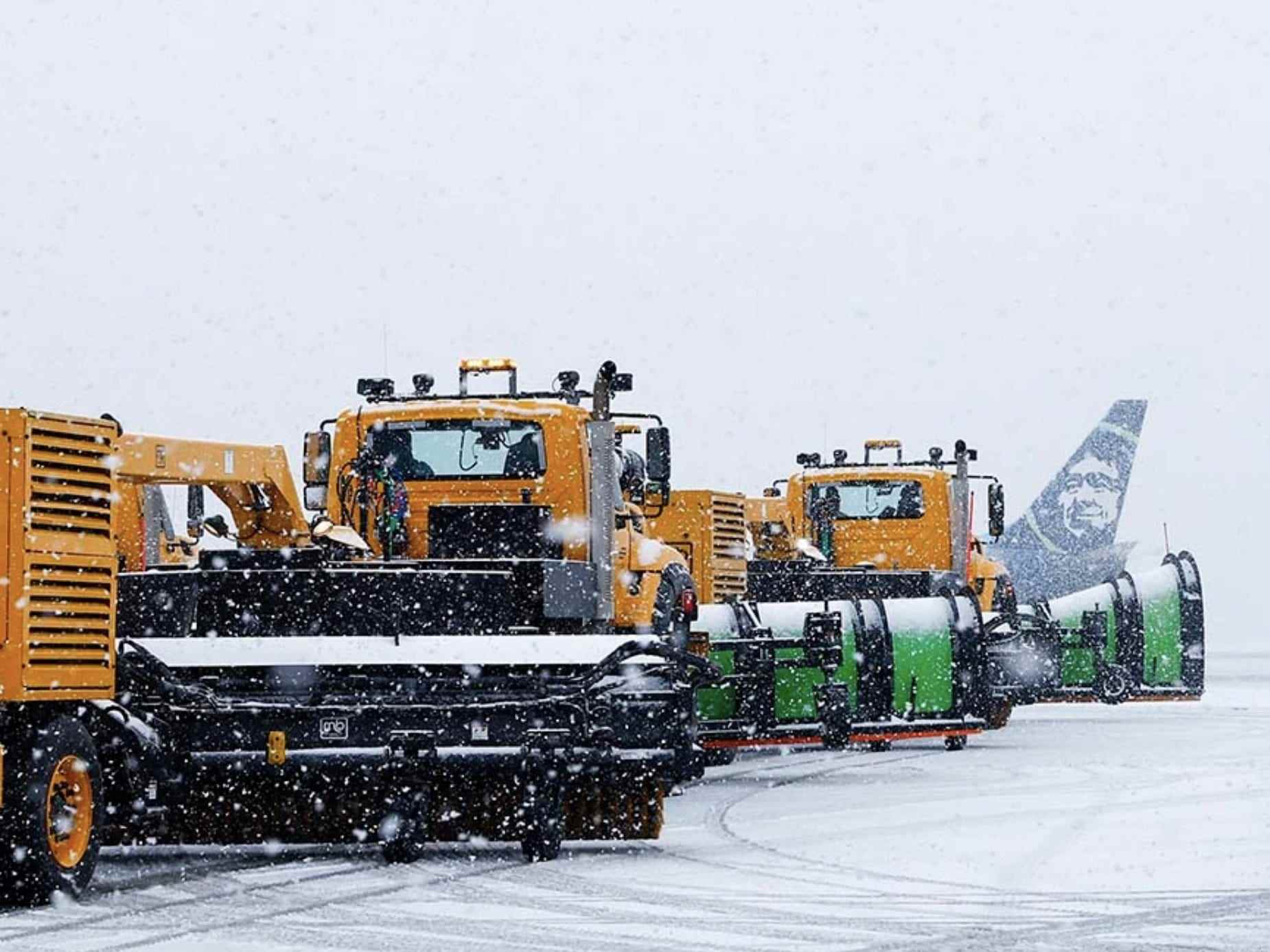 Alaska Airlines beim Enteisen im Schnee am Seattle-Tacoma International Airport am 20. Dezember 2022.
