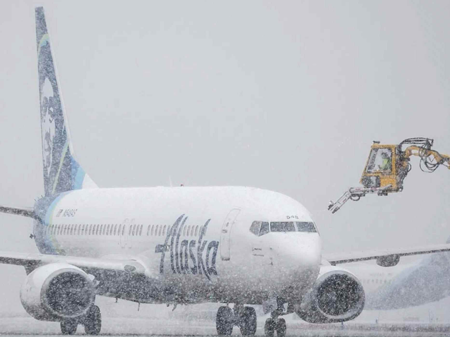 Alaska Airlines-Flugzeug bei starkem Schneefall in Seattle am 20. Dezember 2022.