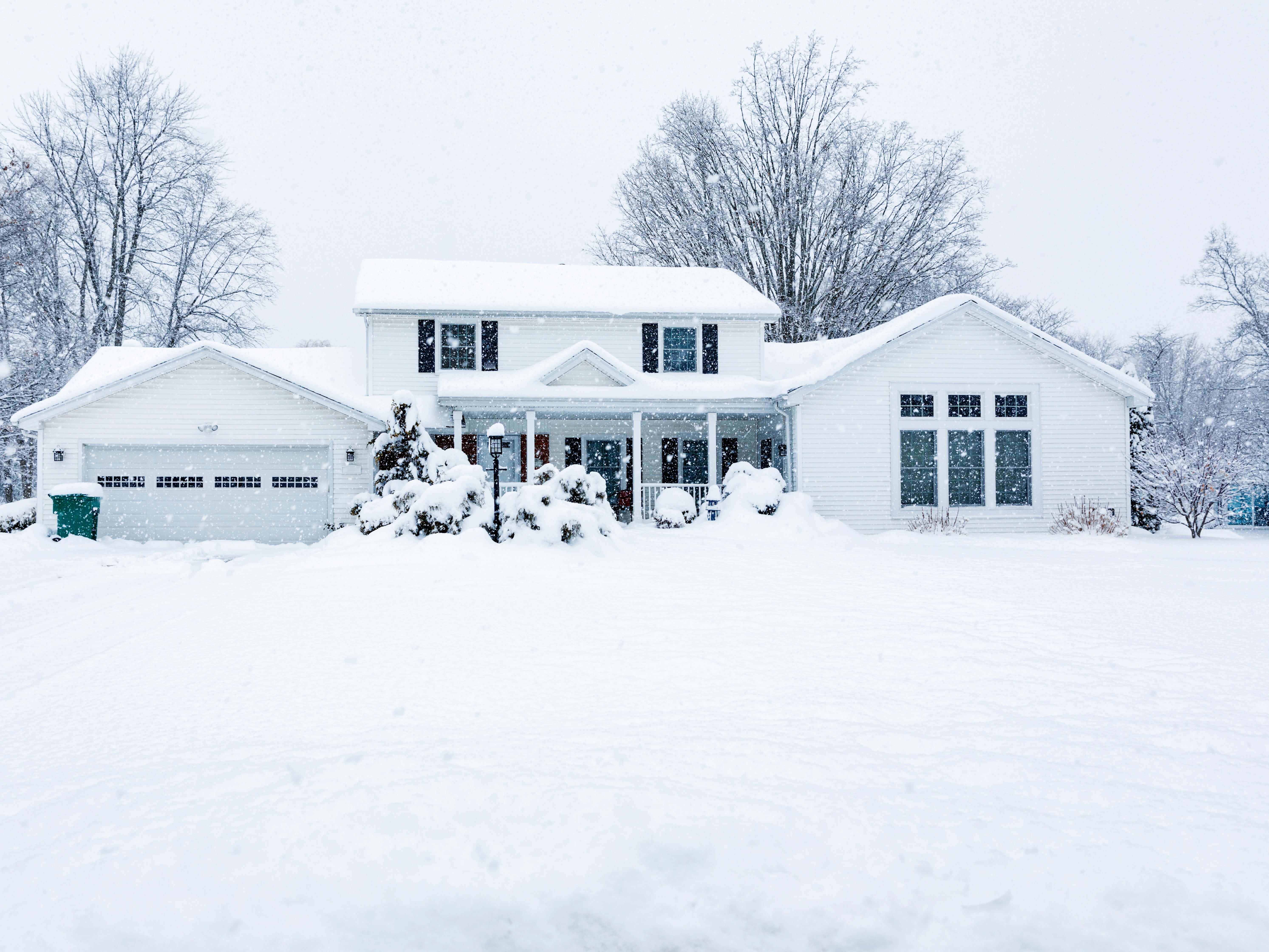 Stock Foto von zu Hause mit Schnee bedeckt.