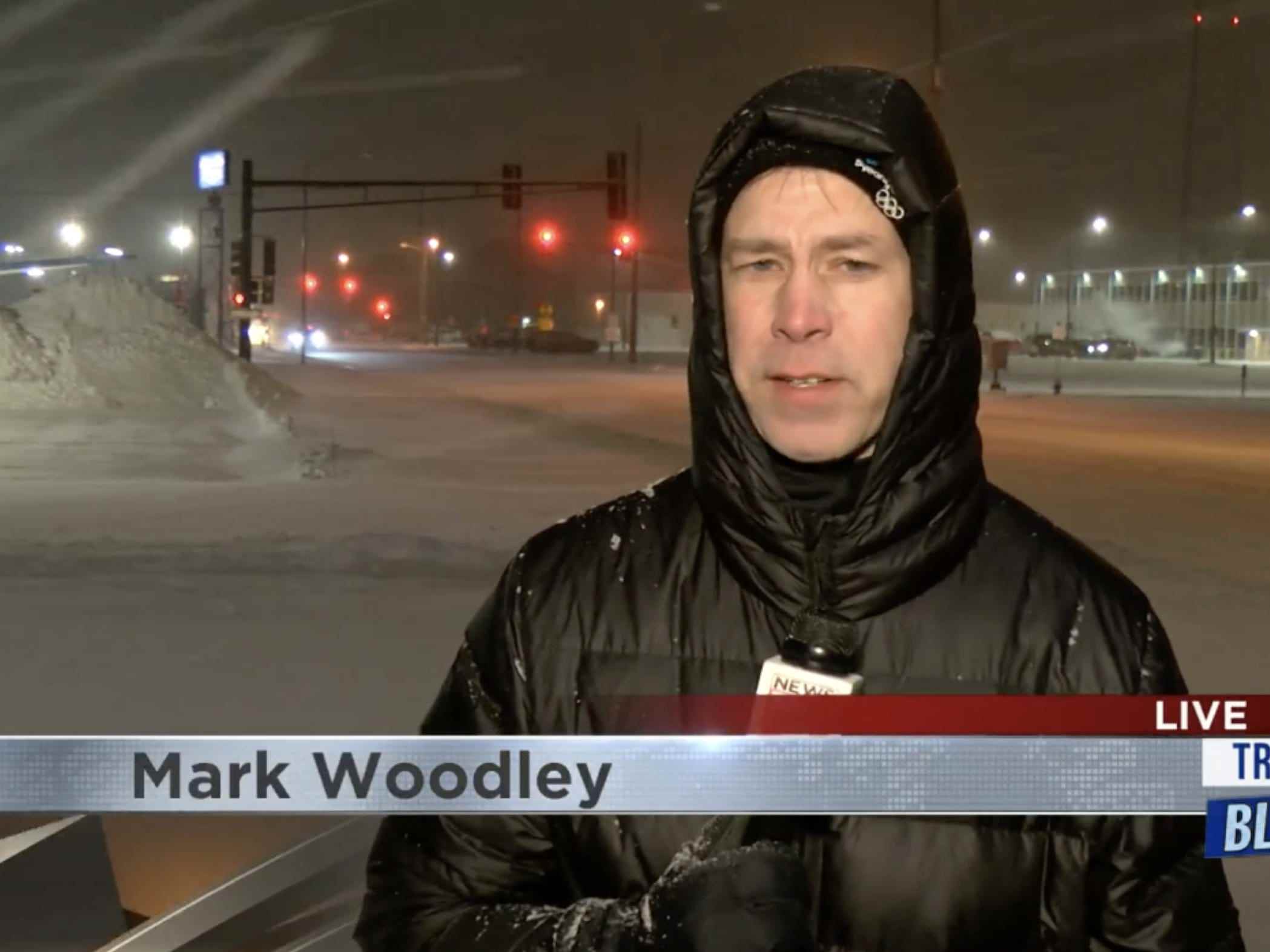 Mark Woodley von KWWL berichtet live von einem heftigen Winterwetter in Waterloo, Iowa.