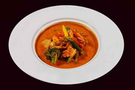 Ein Gericht mit rotem Curry. 