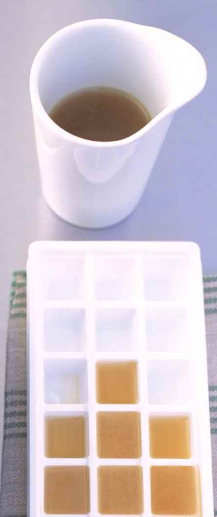 Soße zum Einfrieren in einer Eiswürfelschale aufbewahrt.