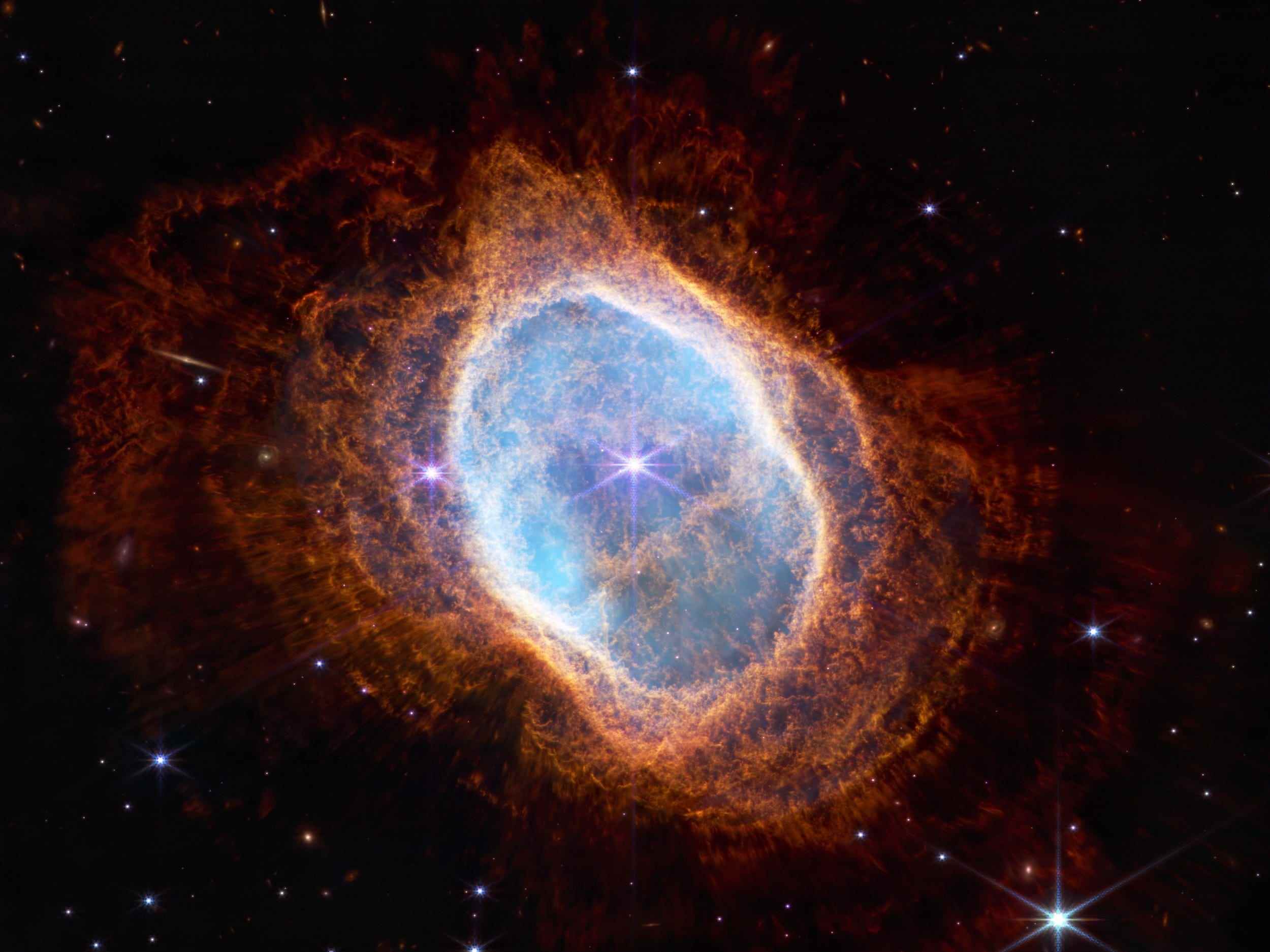 südlicher ringnebel infrarotblasen aus buntem gas und staub umkreisen zwei sterne