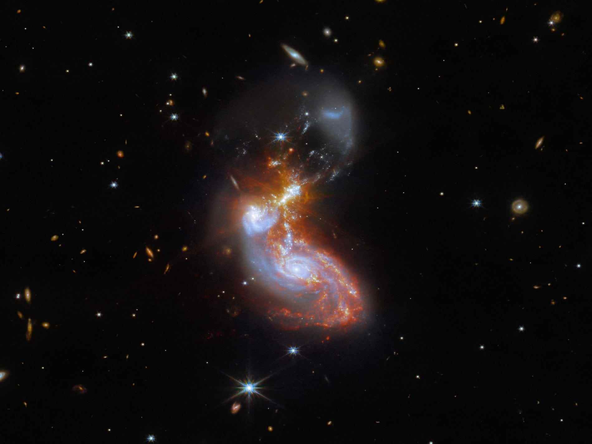 zwei farbenfrohe Galaxien, die im Weltraum verschmelzen