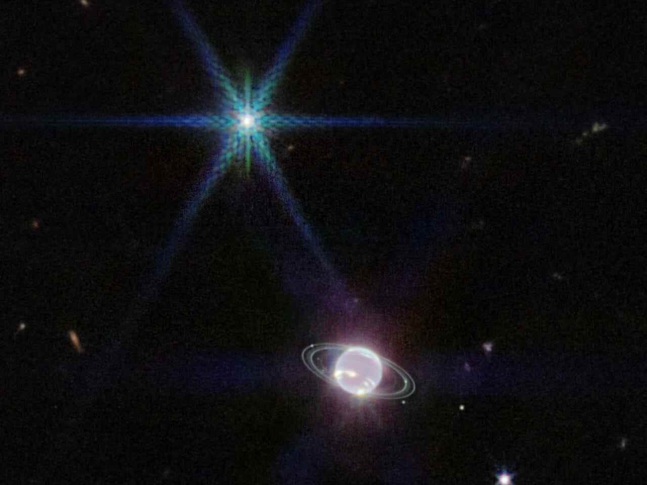 Webbs Near-Infrared Camera (NIRCam)-Bild von Neptun und seinen Ringen.  Neptun hat 14 bekannte Satelliten, von denen sieben auf diesem Bild zu sehen sind.