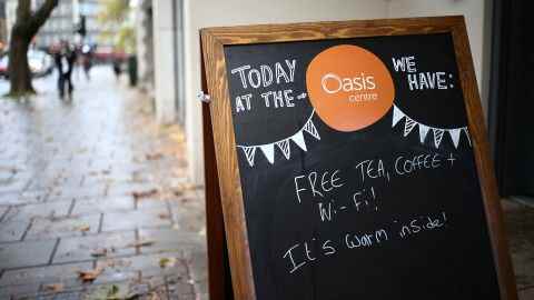 Ein Willkommensschild vor dem Oasis Centre, einem für alle zugänglichen Gemeinschaftsbereich, der als „warme Bank“ fungiert, am 12. Dezember in London.