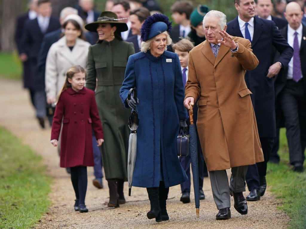 König Charles winkt, als die königliche Familie am Weihnachtstag 2022 in die Kirche in Sandringham geht
