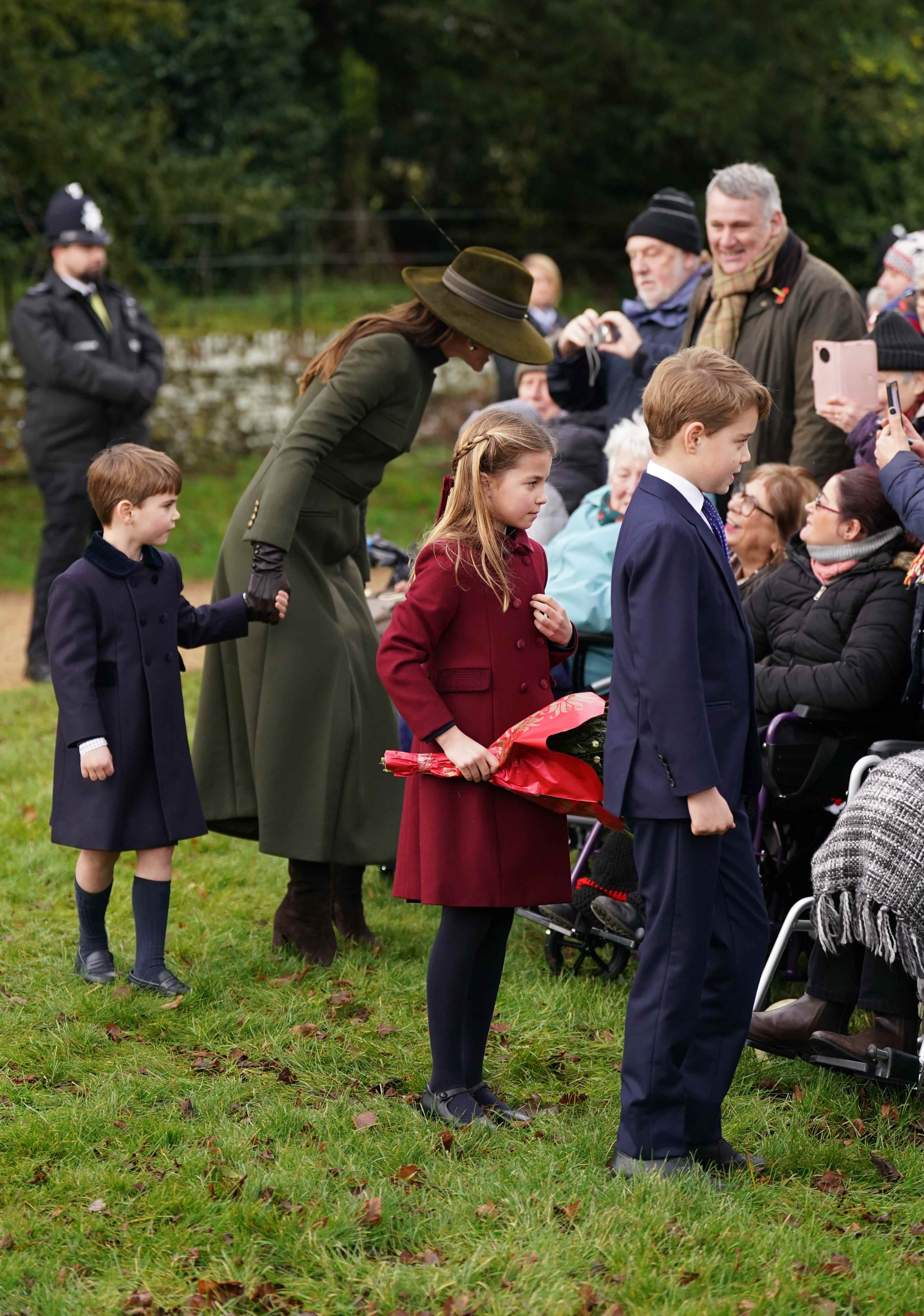 Prinz Louis, Prinzessin Charlotte und Prinz George begrüßen die Öffentlichkeit am Weihnachtstag 2022 in Sandringham