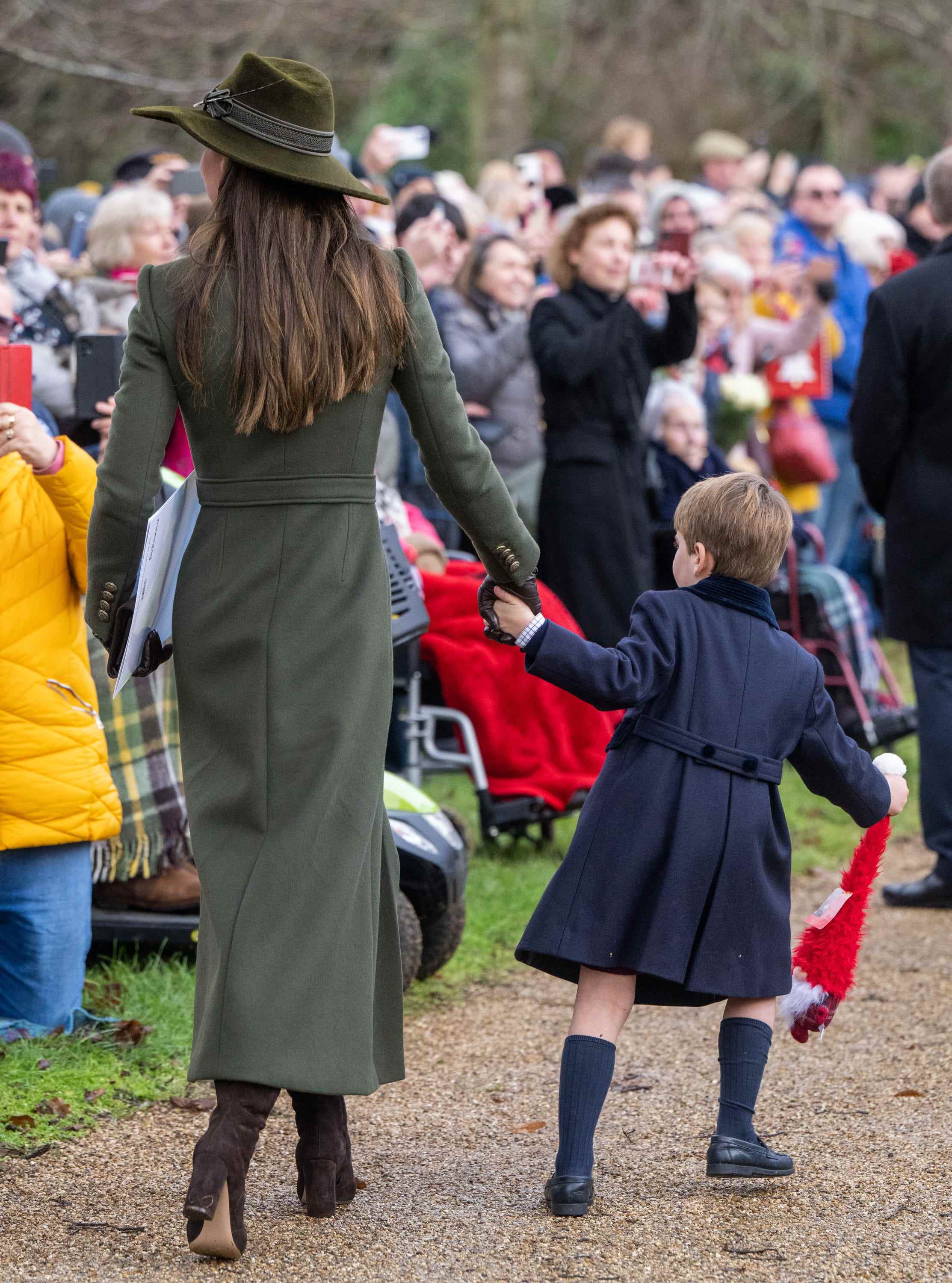 Prinz Louis zieht an Weihnachten in Sandringham an Kate Middletons Hand