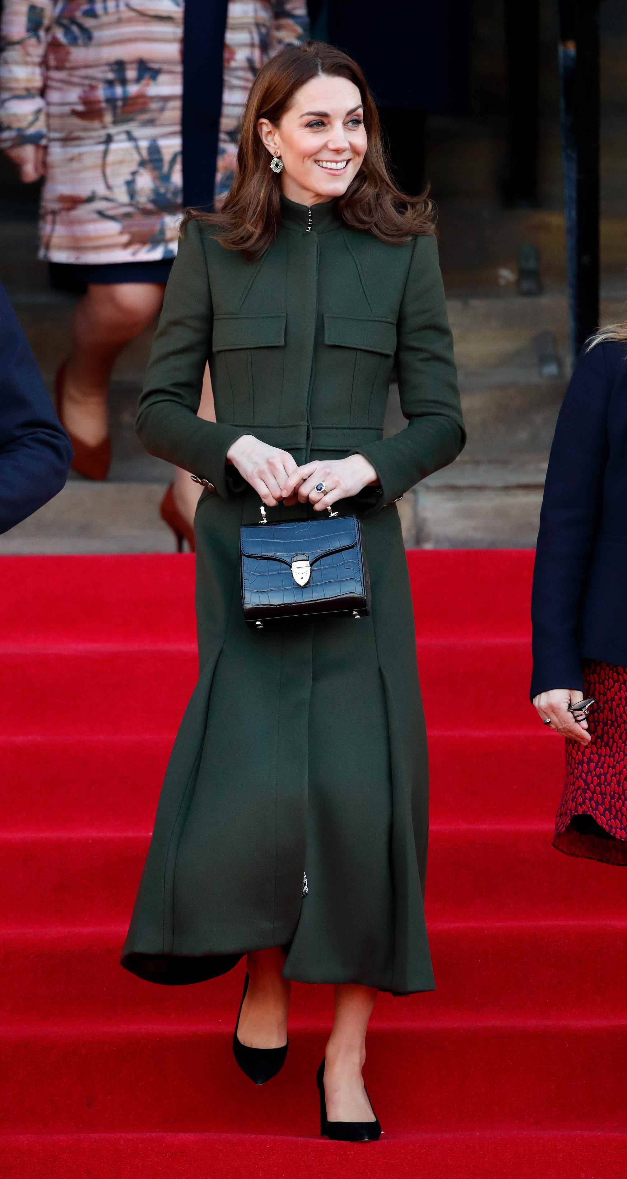 Kate Middleton trägt 2020 ein grünes Mantelkleid von Alexander McQueen.