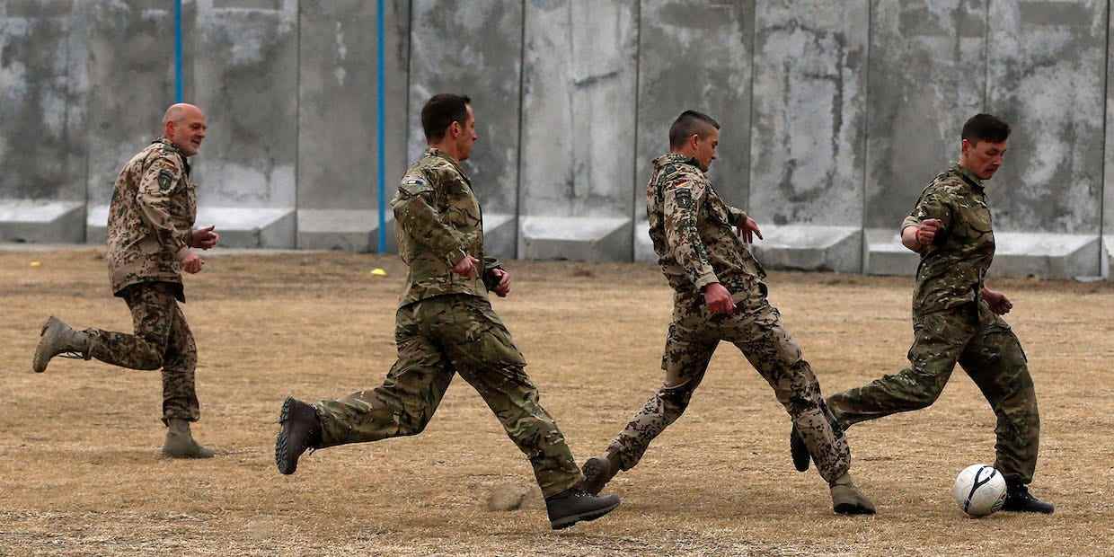 Britische und deutsche Truppen spielen Fußball, Afghanistan
