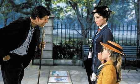 Dick Van Dyke zeigt seine Straßenkreidezeichnungen Julie Andrews, Karen Dotrice und Matthew Garber in Mary Poppins.