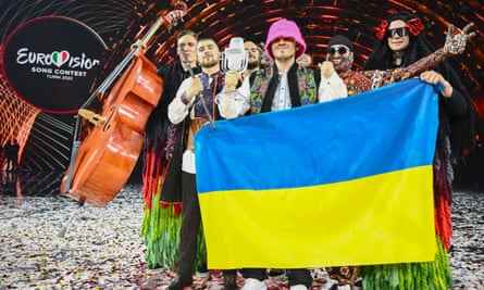 Das Kalush Orchestra aus der Ukraine nach dem Sieg beim Eurovision Song Contest 2022 in Turin.