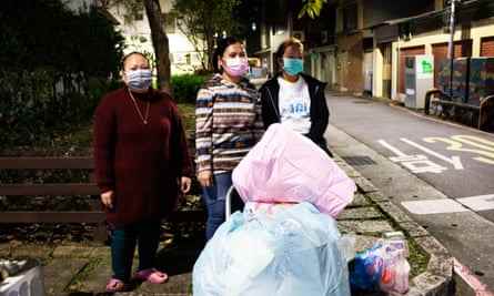 Frauen warten in Taipei darauf, dass ihre von der Regierung ausgegebenen Müllsäcke eingesammelt werden.