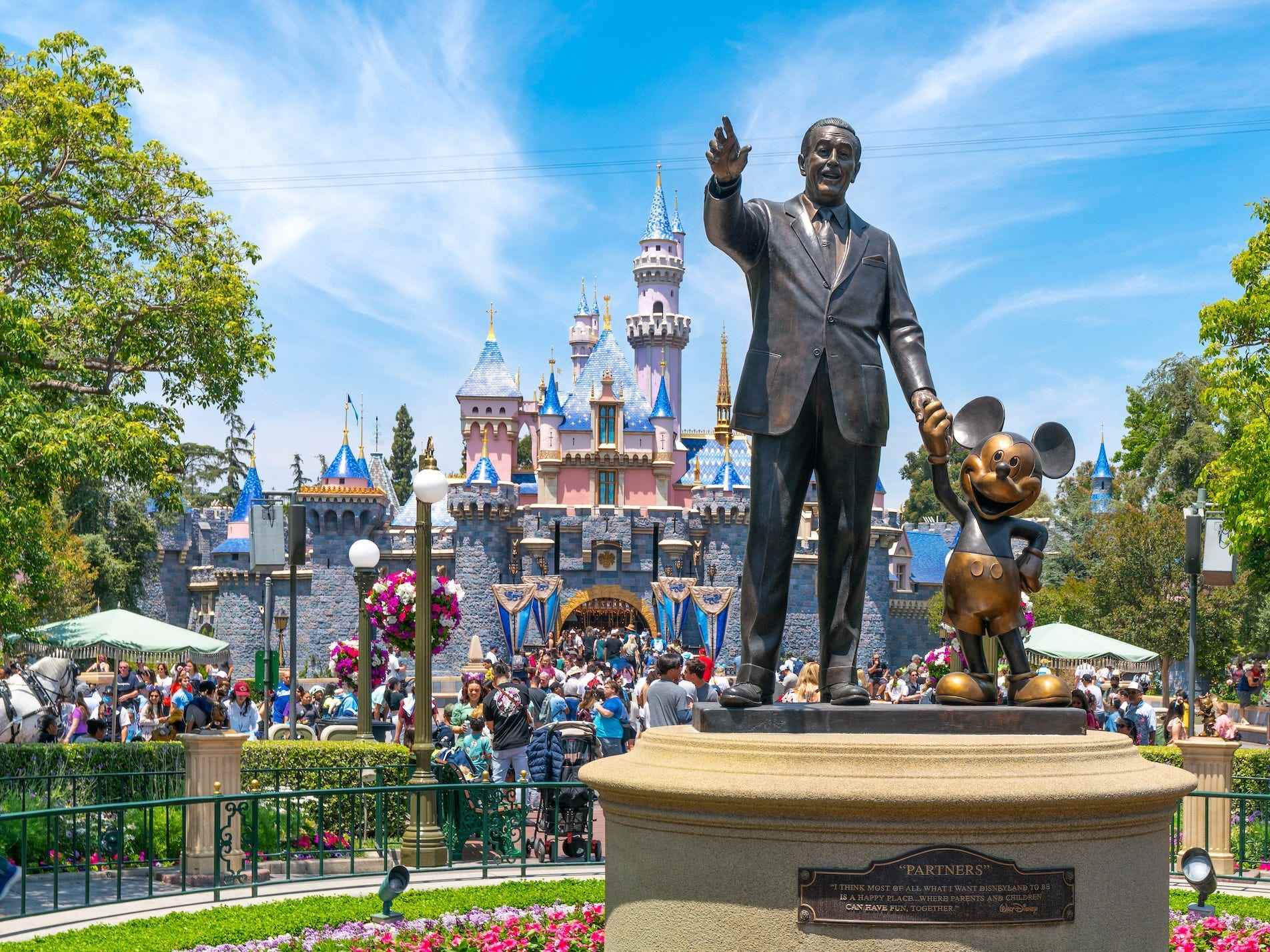 Allgemeine Ansichten der Walt Disney 'Partners'-Statue in Disneyland am 27. Mai 2022 in Anaheim, Kalifornien.