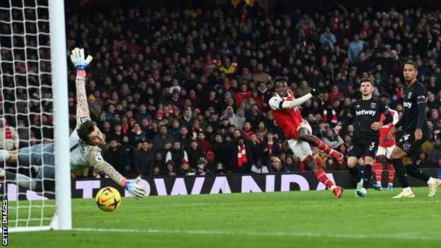 Eddie Nketiah erzielt Arsenals drittes Tor gegen West Ham