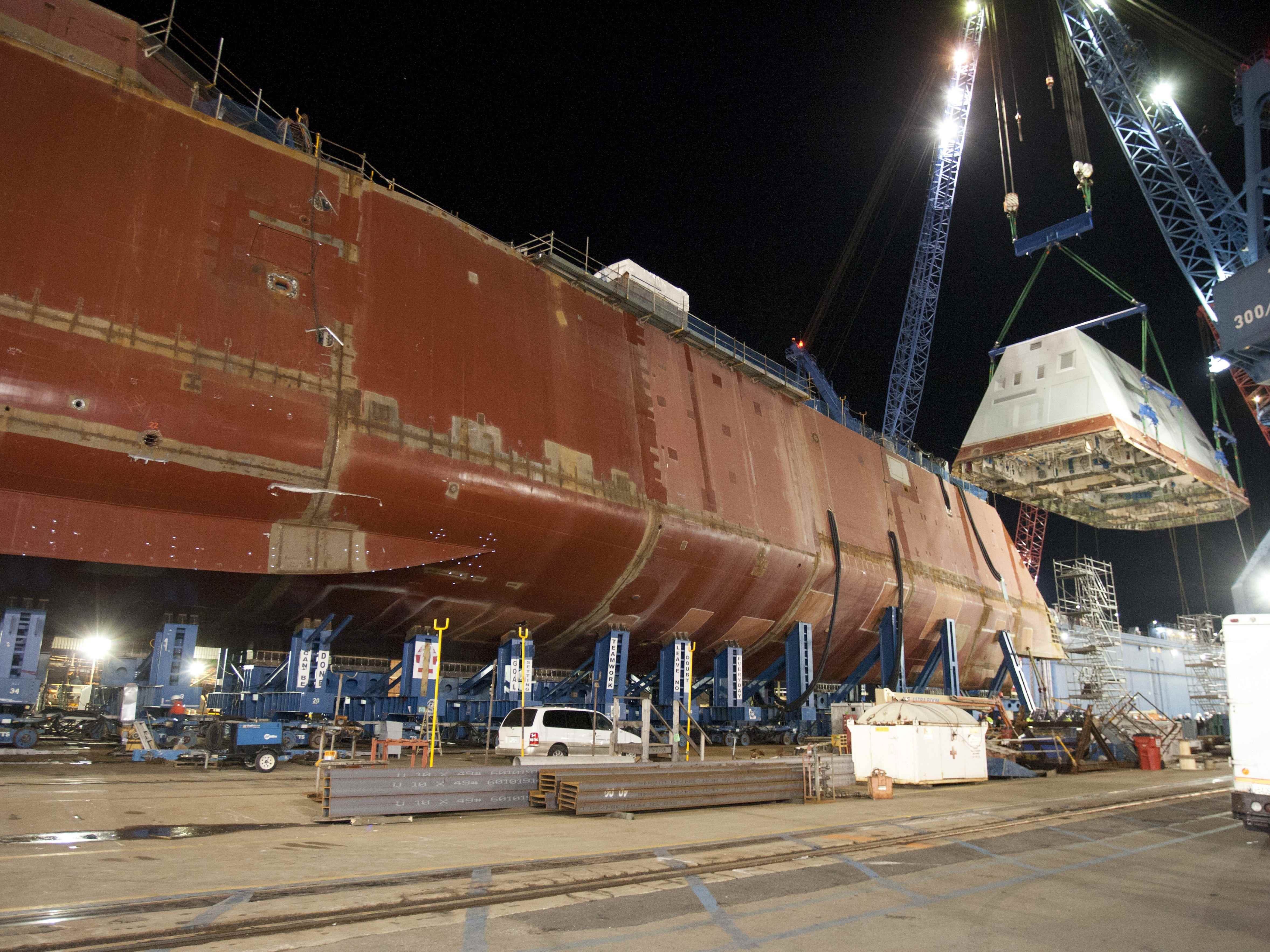 Das 1.000 Tonnen schwere Deckshaus der USS Zumwalt wird 2012 bezogen.