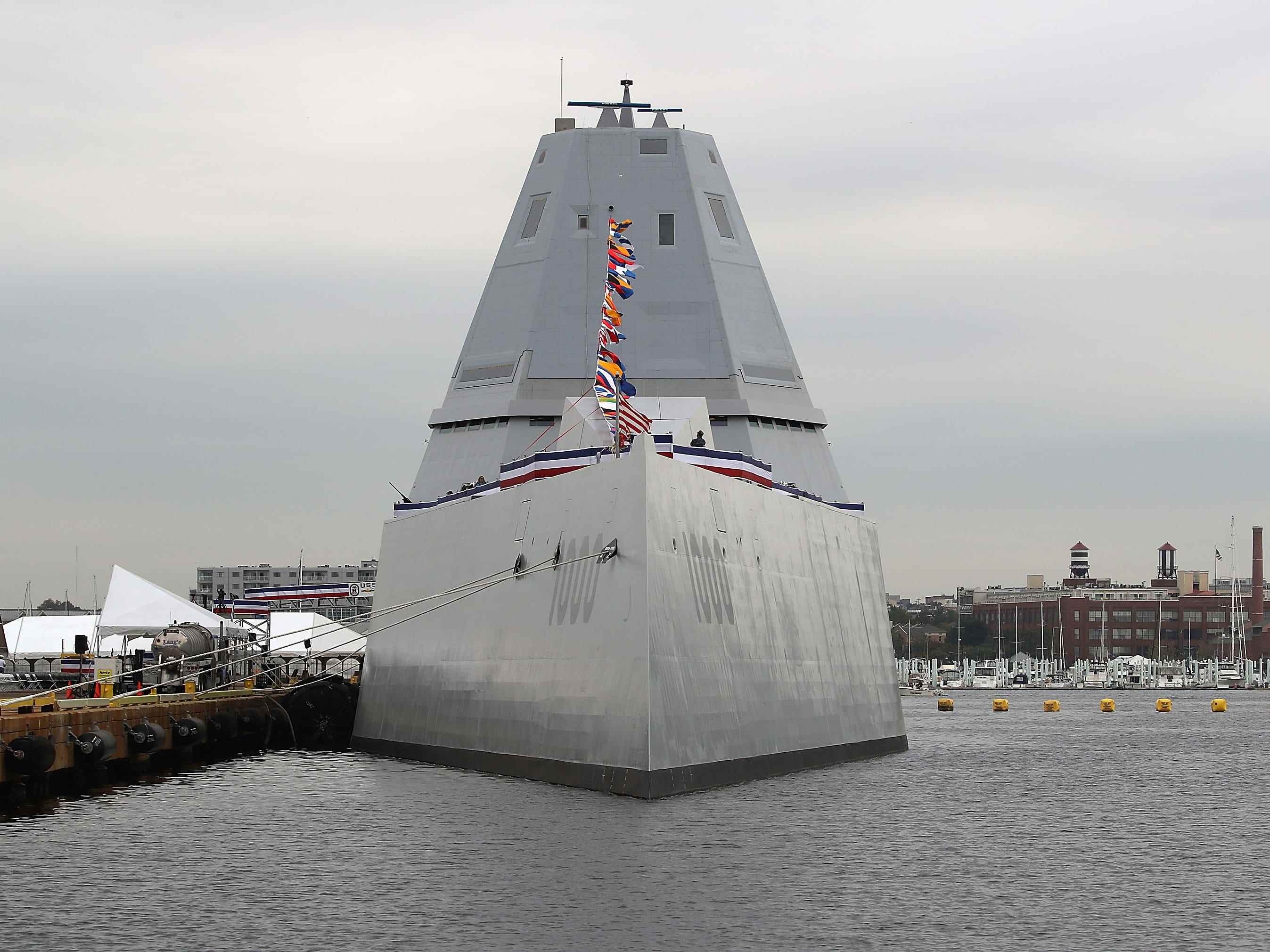 Der Lenkwaffenzerstörer der US Navy, die USS Zumwalt, ist am 13. Oktober 2016 in Baltimore, Maryland, an einem Dock festgemacht.