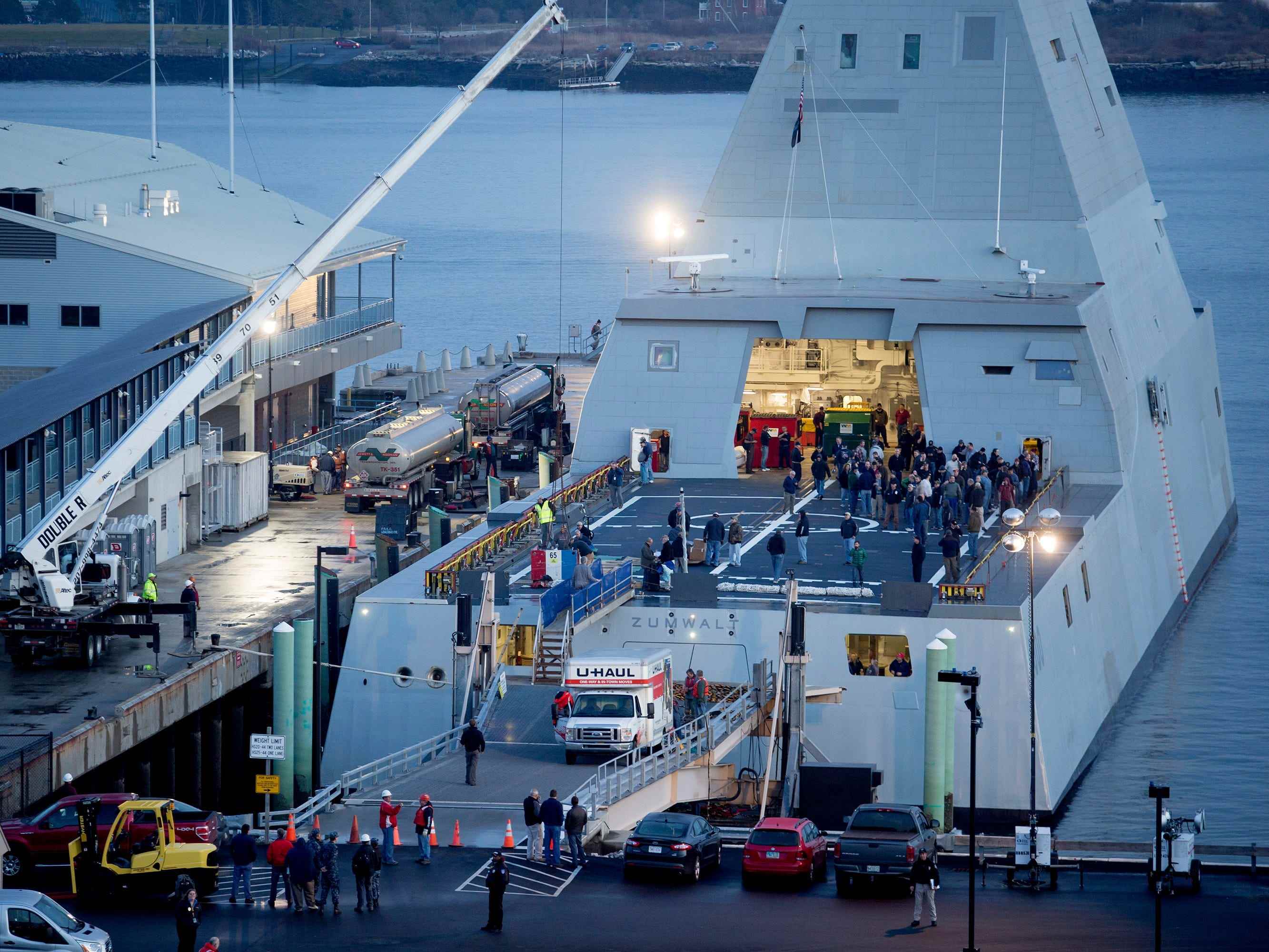 Die USS Zumwalt, ein Lenkwaffenzerstörer, ist mit Vorräten und anderen Notwendigkeiten beladen, während sie am Donnerstag, den 10. Dezember 2015, am Ocean Gateway Terminal in Portland angedockt ist.