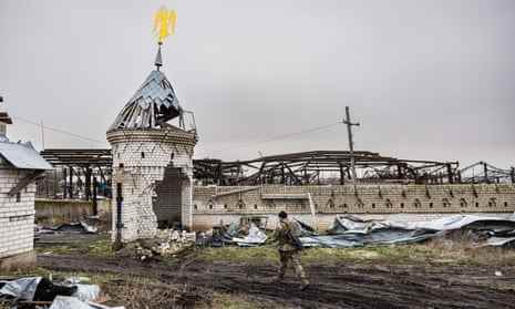 Ein Soldat geht am 26. Dezember 2022 an einem zerstörten Kloster in Dolyna in der Ostukraine vorbei.