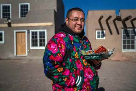 Ryan Rainbird Taylor hält einen Teller voller einheimischer Soul-Food-Gerichte, für die Yapopup bekannt ist.  Wir treffen ihn im Ohkay Owingeh Pueblo, nicht weit vom Haus seiner Großmutter entfernt.